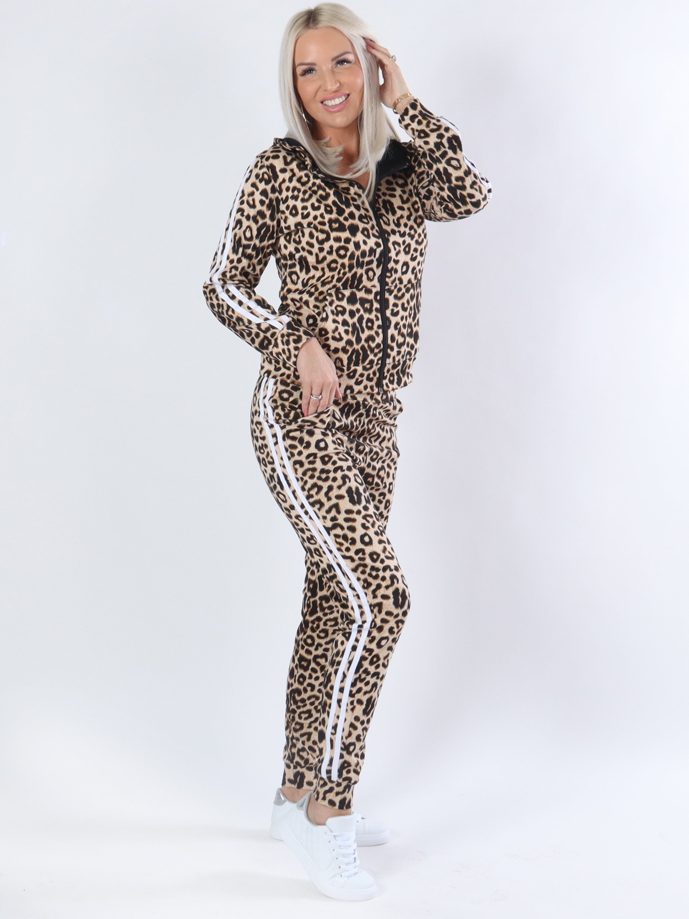 Cajsa - Brunt joggingsæt i leopardprint med hvide striber